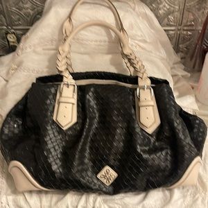 Simply Vera X-Large black tan handbag 3 inside zipper pockets cell holder